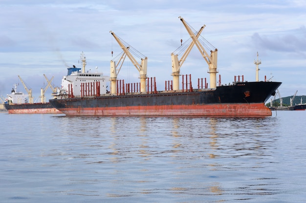 Vrachtschip in de zee.