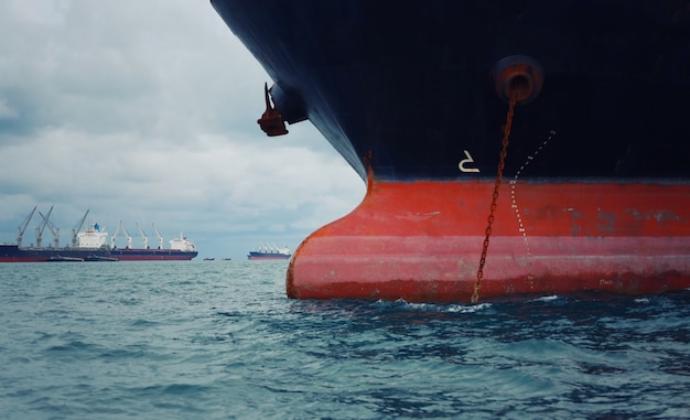 vrachtschip in de zee.