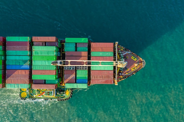 Vrachtschip met container voor zakelijke import en export logistieke supply chain Luchtfoto