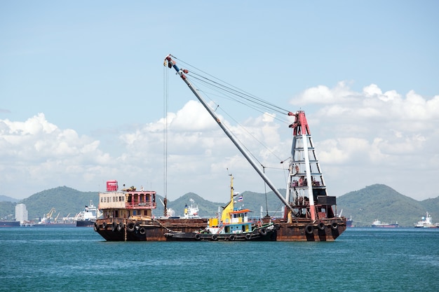 Vrachtschip met kraan