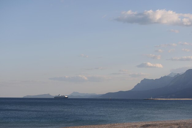 Vrachtschip of cruiseschip in de kalme blauwe Middellandse Zee die reist in het uitzicht op de Middellandse Zee