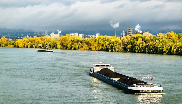 Vrachtschip op de Rijn in Mainz, Rijnland-Palts, Duitsland