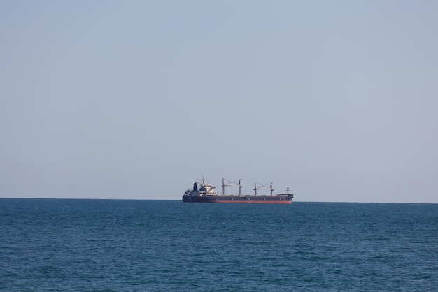 Vrachtschip vaart op de zee. Hoge kwaliteit foto