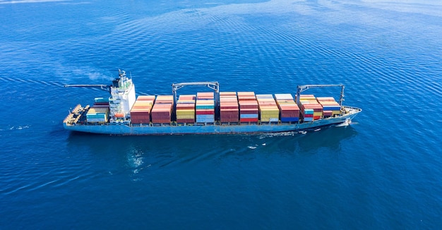 Vrachtschip vol geladen met containers blauwe zee achtergrond