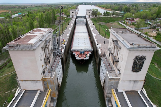 Vrachtvervoer Een vrachtschip op de rivier verlaat de sluis van het VolgaDon Shipping Canal