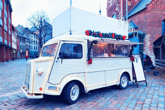 Vrachtwagen die eten en drinken verkoopt op de kerstmarkt op het Domplein in de oude binnenstad van Riga in de winter