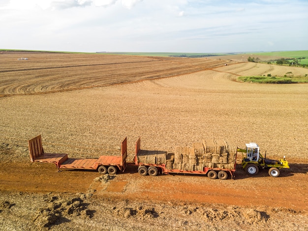 Foto vrachtwagen geladen met balen van droog blad suikerriet