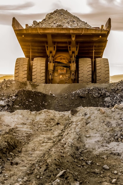 Vrachtwagen geladen met gebroken rotsfragmenten voor transport in platina mijnbouw open pit Zuid-Afrika