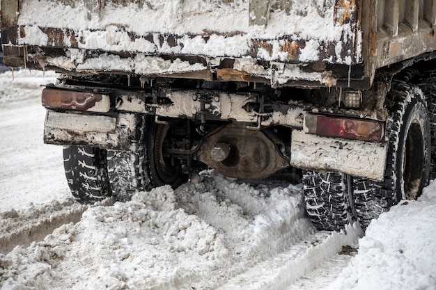 Vrachtwagen in de sneeuwweergave van achteren. Hoge kwaliteit foto