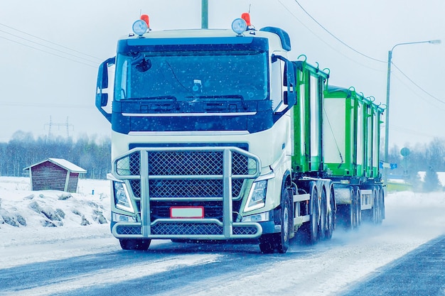 Vrachtwagen in de sneeuwweg in de winter Finland in Lapland.