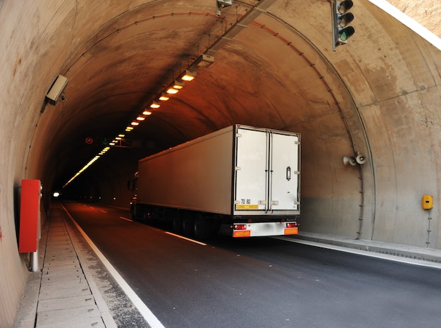 Vrachtwagen in de tunnel