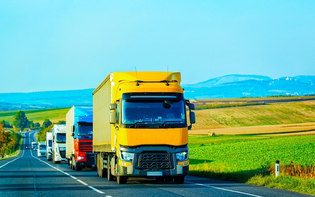 Vrachtwagen in de zomerweg van Polen. Vrachtwagenchauffeur op de snelweg. Vrachtwagen die logistiek werk doet. Oplegger met chauffeur. Grote vrachtauto rijden. Vracht levering. Transport export industrie. Container met goederen