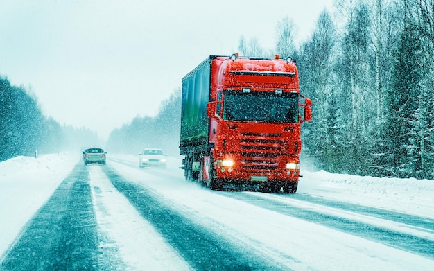 Vrachtwagen in sneeuw winter weg van Finland. Vrachtwagenchauffeur op de snelweg. Vrachtwagen die logistiek werk doet. Oplegger met chauffeur. Grote vrachtauto rijden. Vracht levering. Transport export industrie. Container met goederen