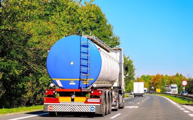 Vrachtwagen met vloeistof- of olieopslag in de weg of snelweg van Polen. Vrachtwagen met tanktank bij logistiek werk. Oplegger tank. Lading auto rijden. Vracht levering. Transport export industrie