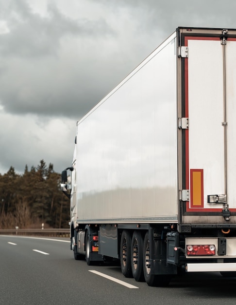 Vrachtwagen op de snelweg in de bergen Bestelwagen op de snelweg van Europa