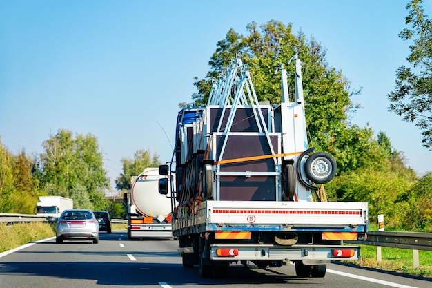 Foto vrachtwagen op de snelweg in slovenië. vrachtwagenvervoer die wat vrachtlading levert.