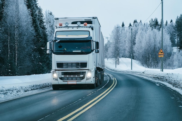 Vrachtwagen op de Snowy winter Road van Finland in Lapland.