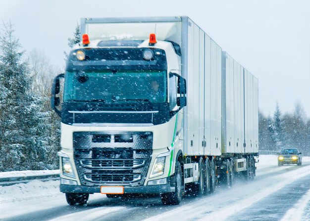 Vrachtwagen op de weg in de winter Rovaniemi, Lapland, Finland