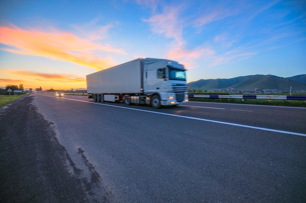 Vrachtwagen op de weg