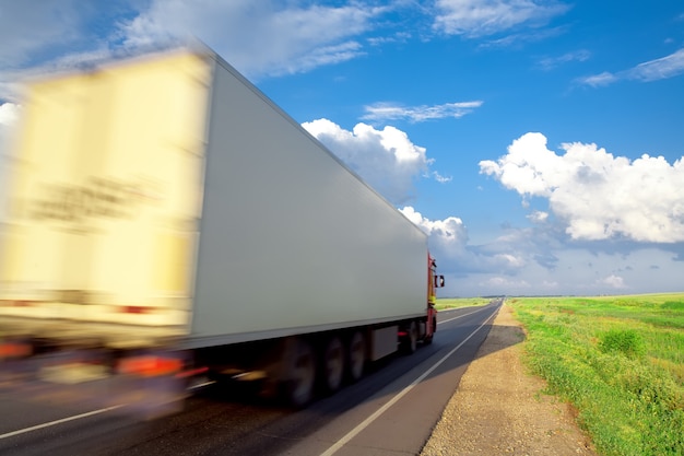 Vrachtwagen op de weg