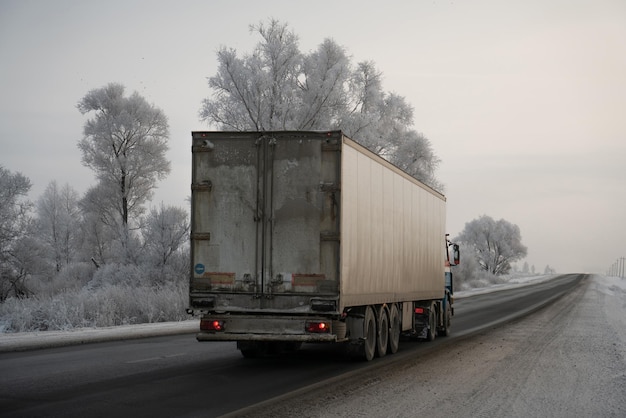 Vrachtwagen op de winterweg