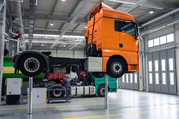 Vrachtwagen op een lift in een auto service service onderhoud van vrachtwagens auto die in een grote garage wordt onderhouden