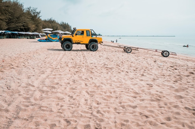 vrachtwagen op het strand