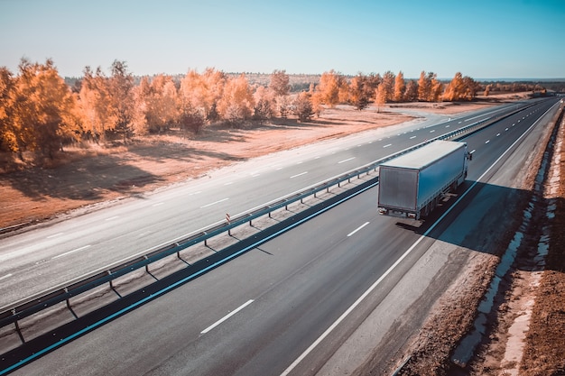 Vrachtwagen op het vrachtvervoer over de weg