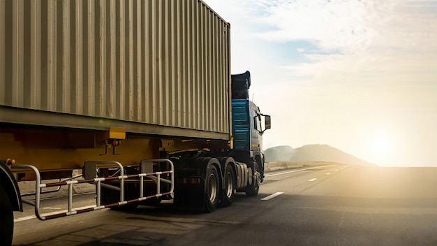 Vrachtwagen op snelweg weg met container, transport., Import, export logistieke industriële transporten Landvervoer