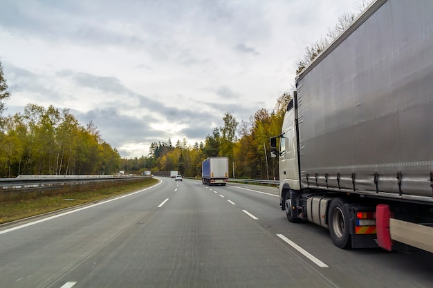 Vrachtwagen op snelwegweg, het concept van het vrachtvervoer