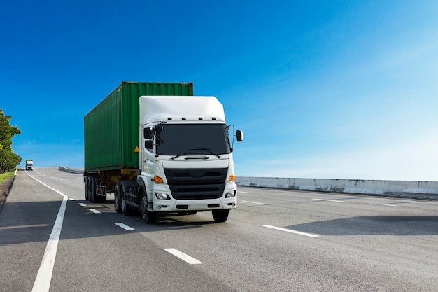 Vrachtwagen op wegweg met groene container