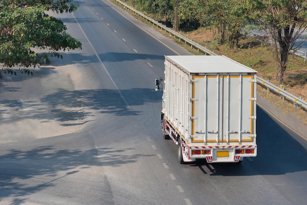 Vrachtwagen rijdt op de weg kleine vrachtwagen op de weg Kleine witte vrachtwagen voor transportproducten