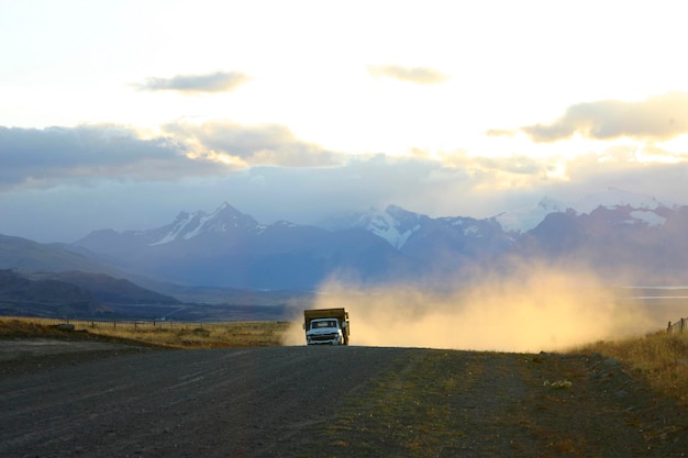 Vrachtwagen rijdt op onverharde weg in de wildernis van Patagonië