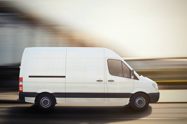 Vrachtwagen rijdt snel op een stadsweg. 3D-weergave