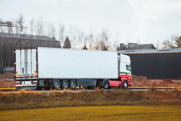 Vrachtwagen voor het vervoeren van goederen in het platteland