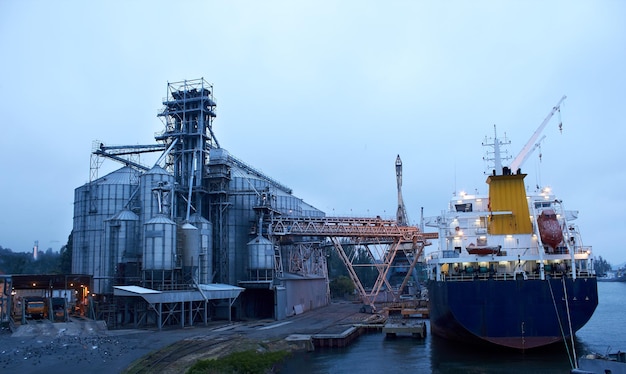 Vrachtwagen vrachtwagen bij graanlift Overslag landbouwgewassen bij grote zeeterminal in zeehaven