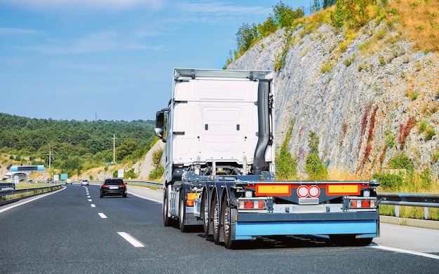 Vrachtwagen zonder aanhangwagen op de snelweg asfaltweg van Polen. Vrachtwagentransporter