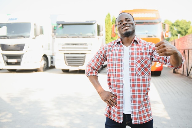 Vrachtwagenchauffeur Afro-Amerikaans gespierd glimlachend in langdurig zakelijk vervoer en levering