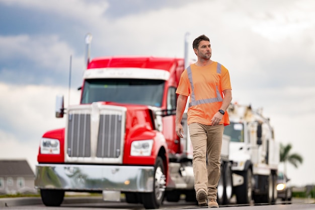 Vrachtwagenchauffeur vertegenwoordigt logistiek wandelende buitenbannerfoto van vrachtwagenchauffeur met logistiek concept