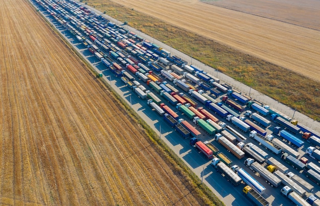 Vrachtwagens in de rij bij de laadterminal. Goederenvervoer per auto.