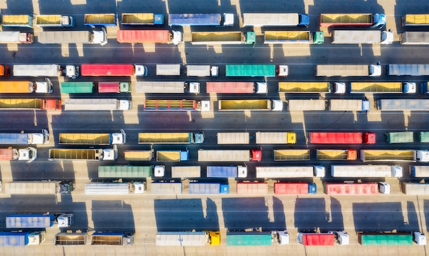 Vrachtwagens in de rij bij de laadterminal. Goederenvervoer per auto.