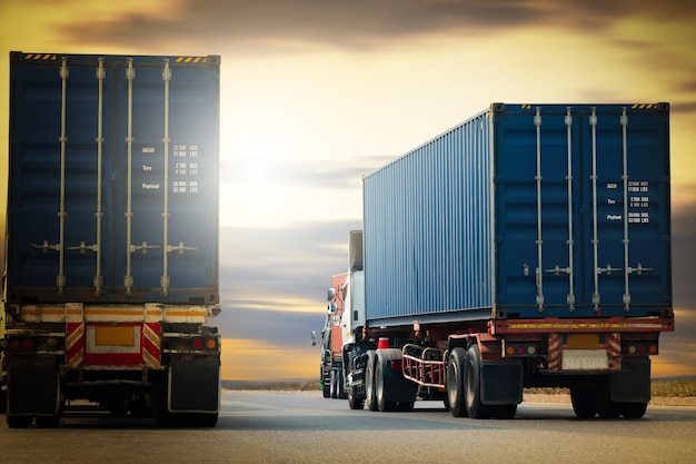 Foto vrachtwagens met oplegger rijden op highway road met the sunset freight trucks logistics cargo transport