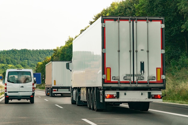 Vrachtwagens op de weg in Duitsland