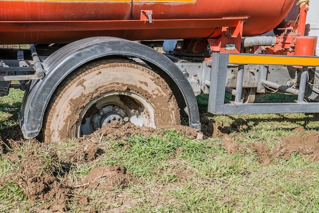 Vrachtwagenwiel zit vast in de modder in de springCloseup