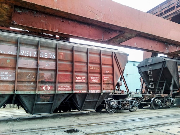 Vrachtwagons in de industriële haven Wagons hoppers