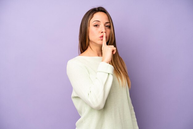 vragen om stilte en stil gebaren met de vinger voor de mond, shh zeggen of een geheim bewaren