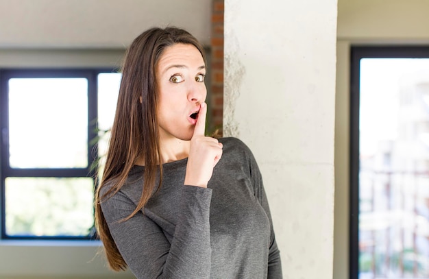 vragen om stilte en stil gebaren met de vinger voor de mond, shh zeggen of een geheim bewaren