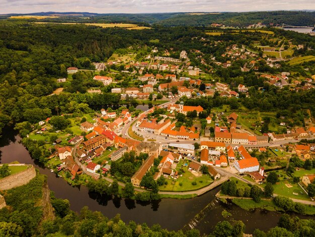 Foto vranov nad dyji barok kasteel in moravische regio in tsjechië chateau gebouwd in barokke stijl geplaatst op grote rots boven rivier