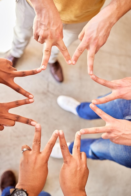 Foto vrede boven en handen van zakenmensen in een ster voor vorm en ondersteuning van teambuilding motivatie samen en handen van werknemers met een teken voor samenwerking, vrienden en groepssolidariteit