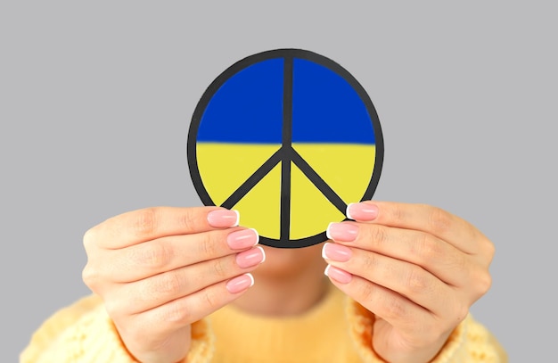 Vrede in Oekraïne concept en Oekraïense vlag in de hand